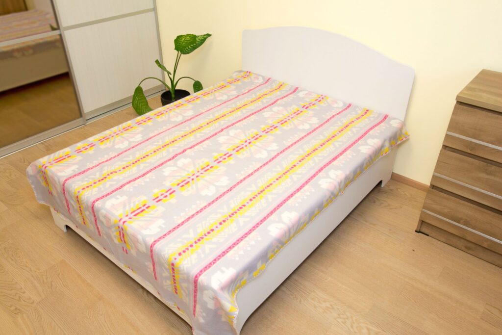 Baikatekk puuvillane 150x205 cm, kandiga, Hall, kollase-roosa mustriga 13 puuvillatekk 150x205